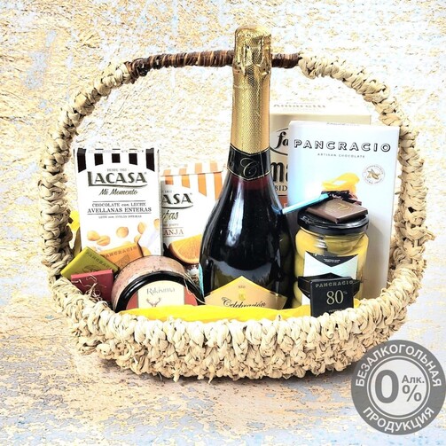 Подарочная корзина продуктов "Праздничный восторг" 