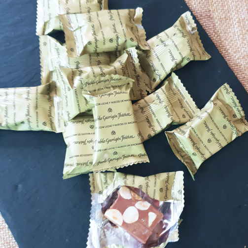 Шоколадный туррон из молочного шоколада с орехом Макадамия  (арт. DETP08)