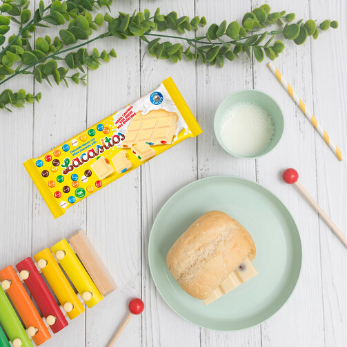 Белый шоколад с драже из молочного шоколада в цветной сахарной глазури 100 гр  (арт. LAC123902)