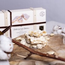 Туррон из Аликанте в деревянной коробке