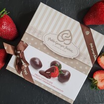 Сушеная клубника в темном шоколаде