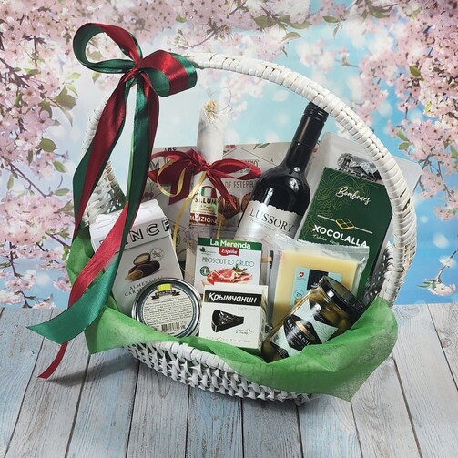 Подарочная корзина деликатесов "Вкусный праздник" 