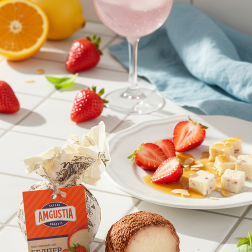 Сыр полутвердый Белпер клубника 