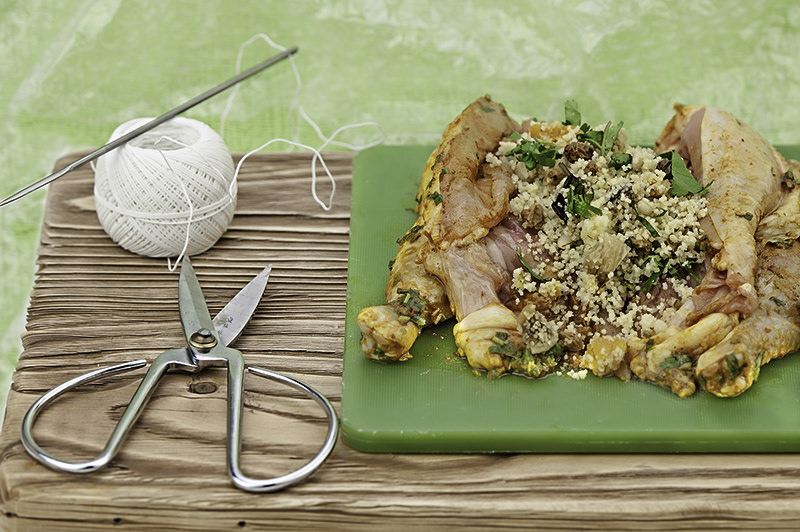 Приготовление жареных цыплят с начинкой из кускуса и пряной морковью с бадьяном Приготовление жареных цыплят с начинкой из кускуса и пряной морковью с бадьяном