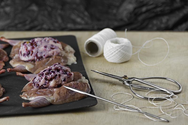 Приготовление куропатки, фаршированной мясом птицы с барбарисом