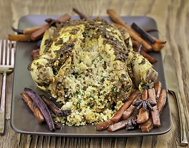 Жареные цыплята с начинкой из кускуса и пряная морковь с бадьяном