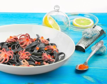 Паста с осьминогами и красной икрой